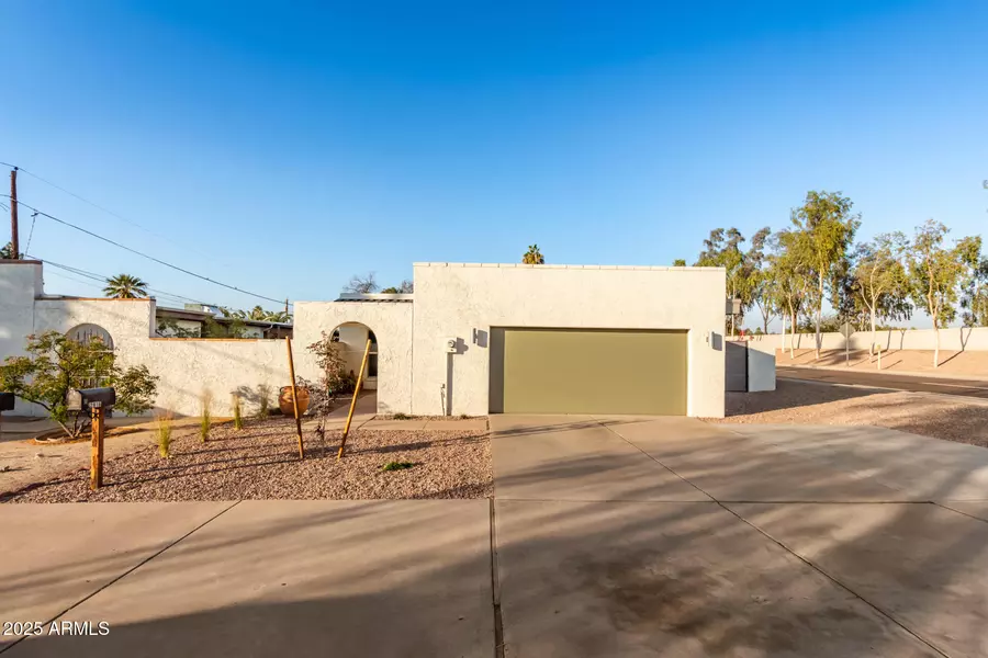 2916 S Price Road, Tempe, AZ 85282