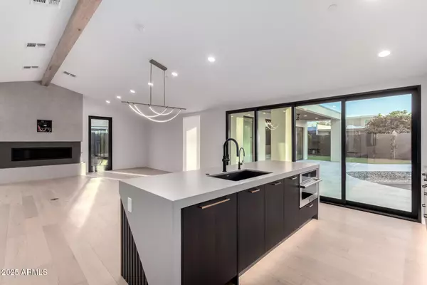 6331 E EARLL Drive Scottsdale, AZ 85251