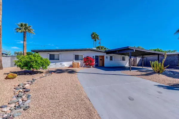 3702 E LAUREL Lane, Phoenix, AZ 85028