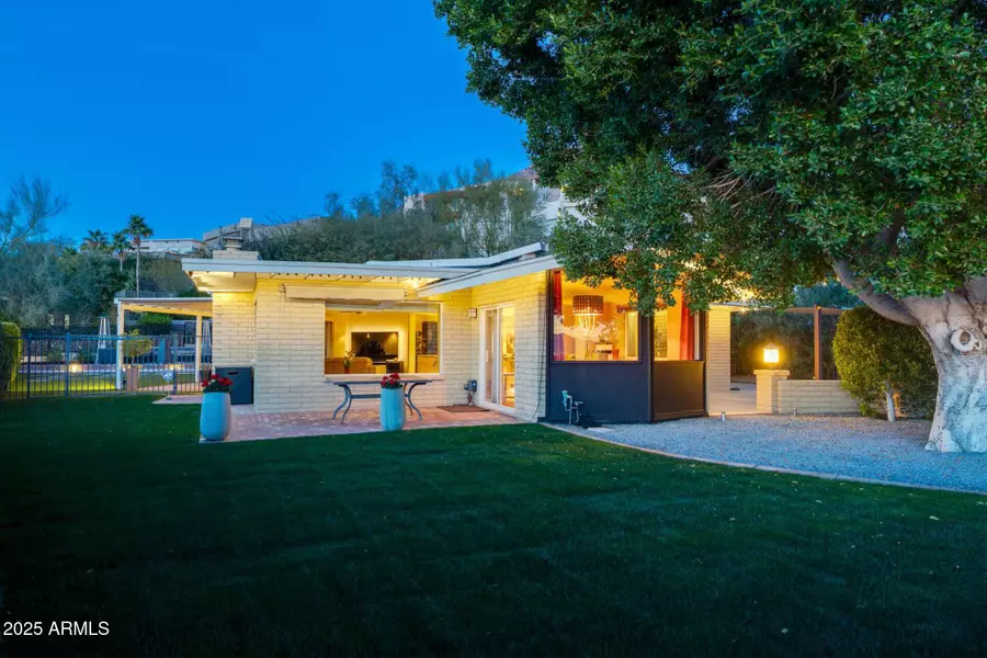 2260 E PALMAIRE Avenue, Phoenix, AZ 85020