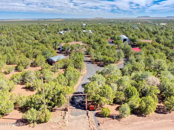 Vernon, AZ 85940,24 County Road 3153 --