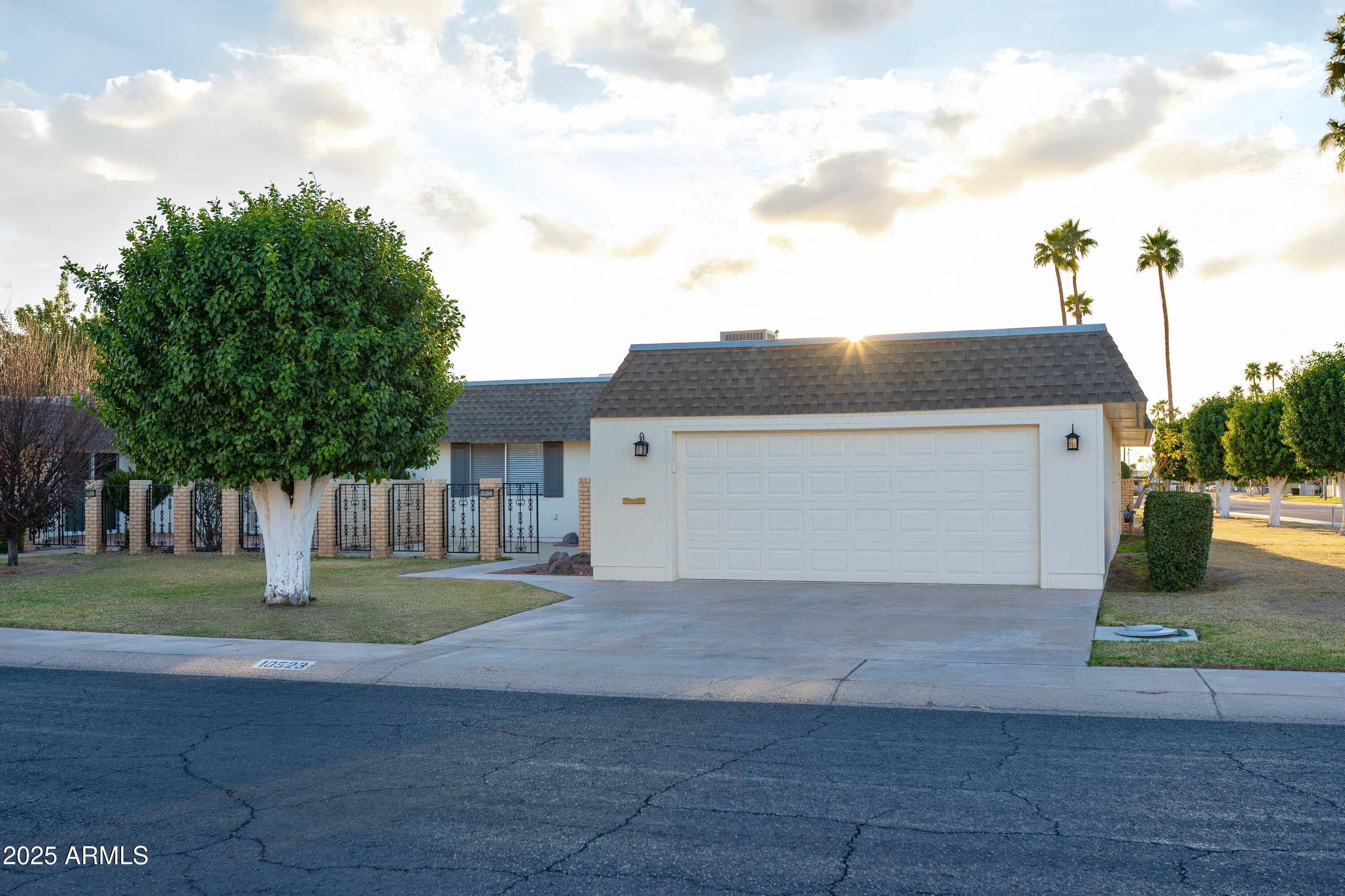 10523 W ROUNDELAY Circle, Sun City, AZ 85351