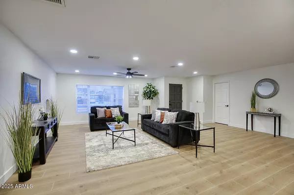 Tempe, AZ 85283,918 W CARMEN Street