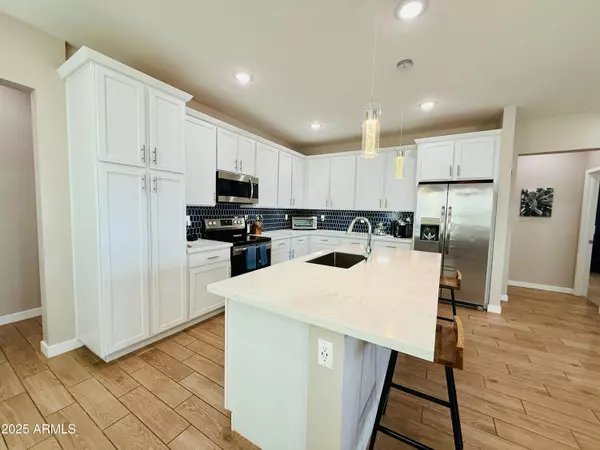 155 N LAKEVIEW Boulevard #207, Chandler, AZ 85225