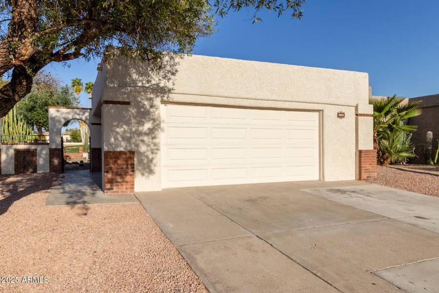 2563 N DORAL Circle, Mesa, AZ 85215