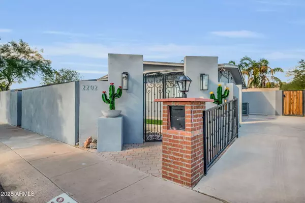 2202 E LINCOLN Drive, Phoenix, AZ 85016