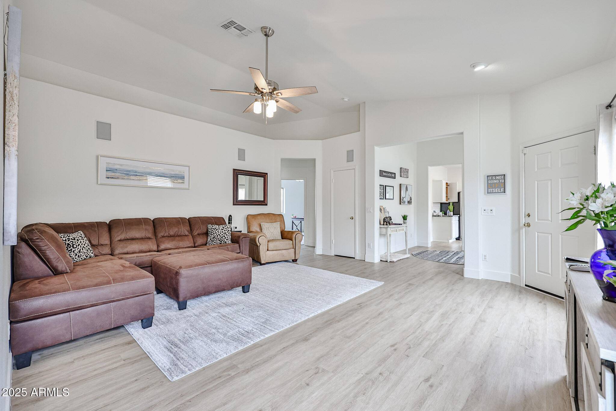 3925 W HACKAMORE Drive, Phoenix, AZ 85083