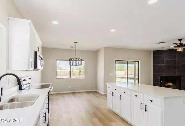 Phoenix, AZ 85086,820 E MADDOCK Road