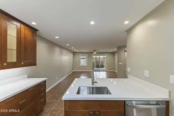 Phoenix, AZ 85014,5524 N 10TH Street