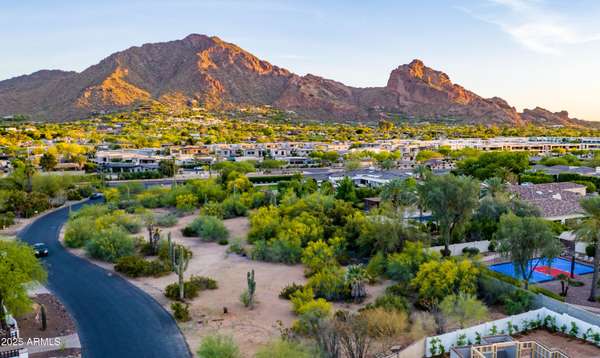 Paradise Valley, AZ 85253,5702 E LINCOLN Drive #1