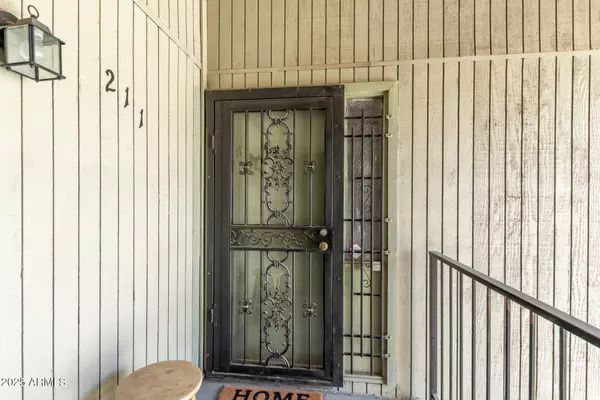 Phoenix, AZ 85013,729 W COOLIDGE Street #211