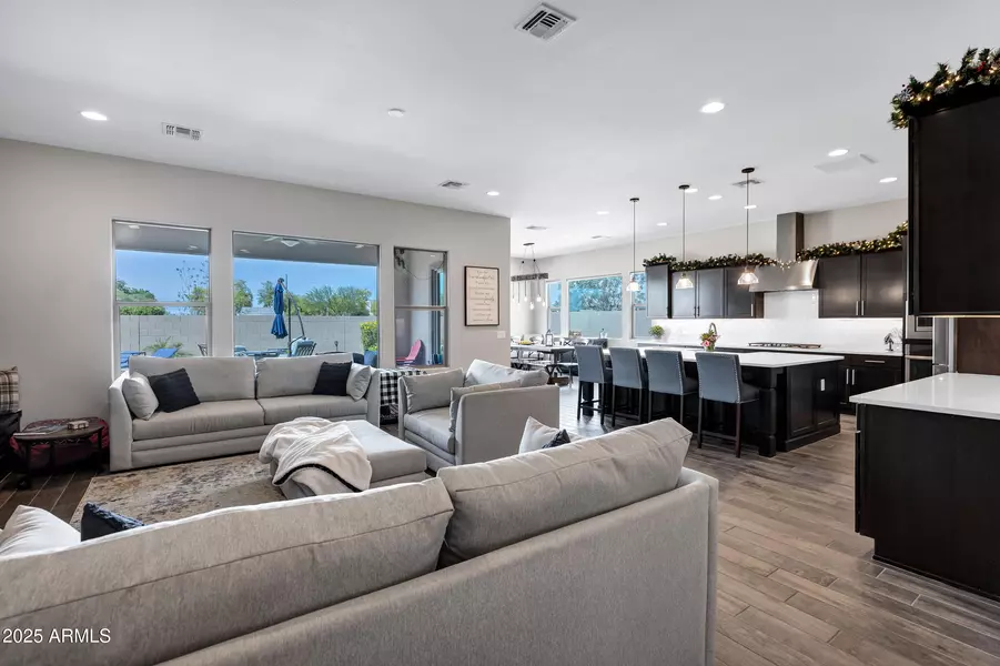 2750 E MOURNING DOVE Lane, San Tan Valley, AZ 85140