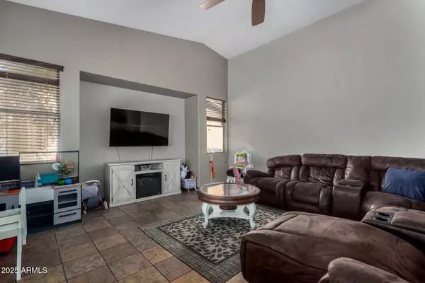 Phoenix, AZ 85043,7424 W PIONEER Street