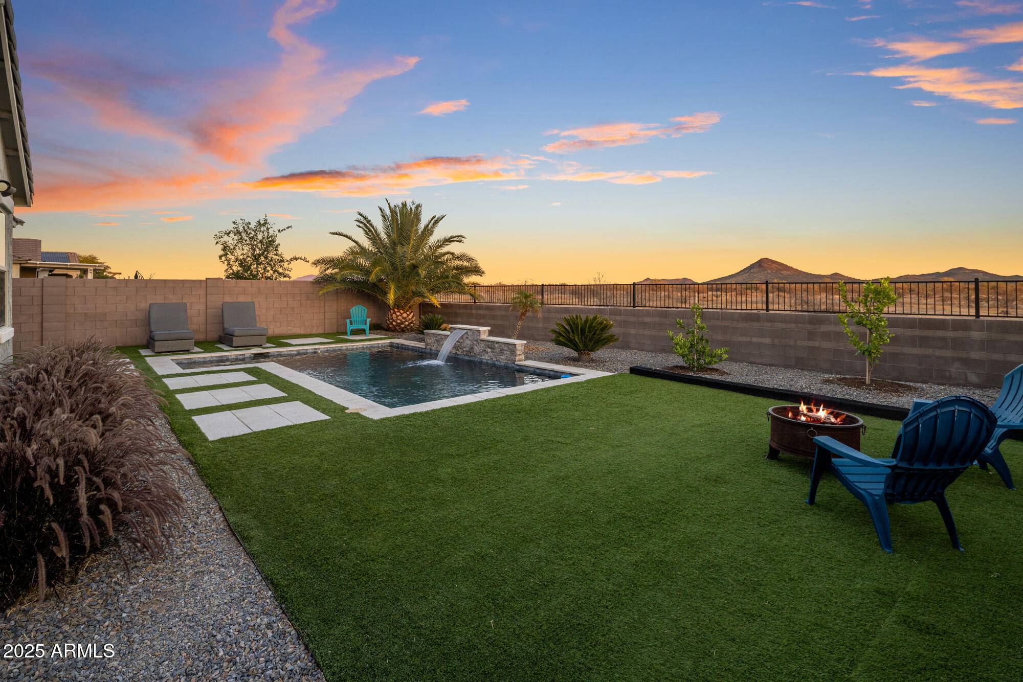 537 E BALAO Drive, Phoenix, AZ 85085