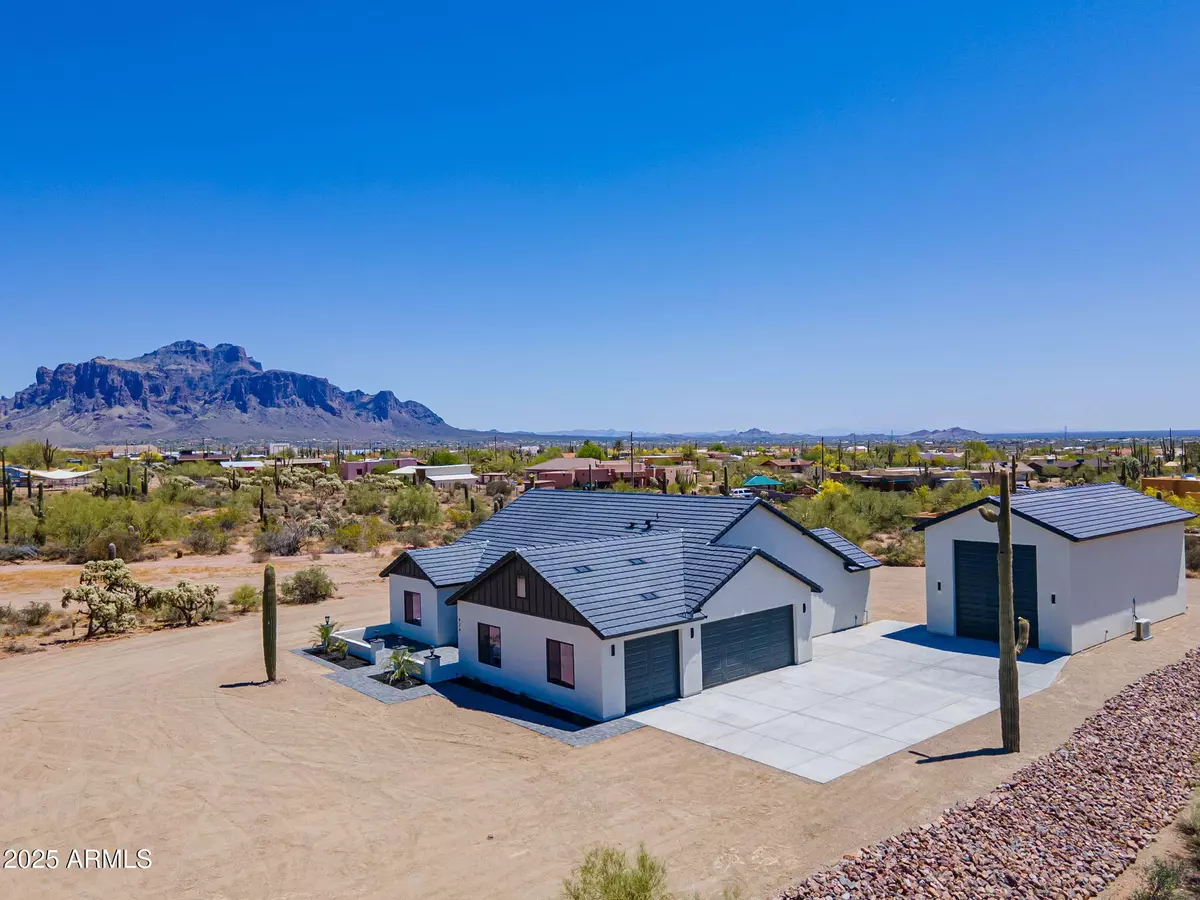 Apache Junction, AZ 85119,979 E SADDLE BUTTE Street