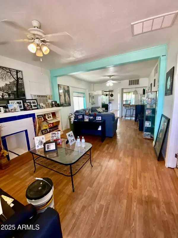 Phoenix, AZ 85009,2209 W ADAMS Street