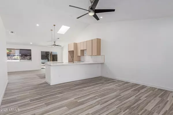 Phoenix, AZ 85022,1633 E BEVERLY Lane