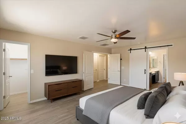 Phoenix, AZ 85042,737 E HARWELL Road