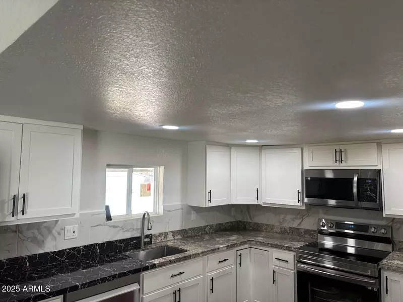 2721 E BEVERLY Lane, Phoenix, AZ 85032