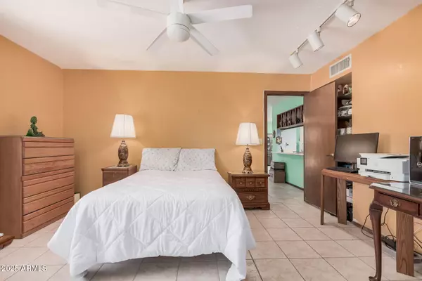 Chandler, AZ 85225,916 W LOUGHLIN Drive