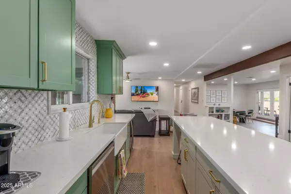 Phoenix, AZ 85028,2402 E CINNABAR Avenue