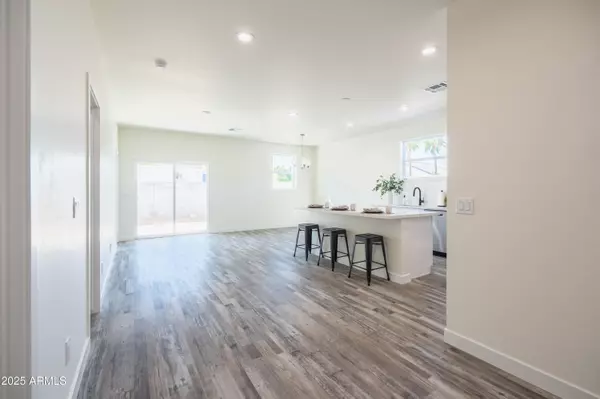 Phoenix, AZ 85042,909 E Desert Lane