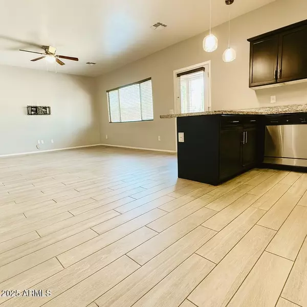 Phoenix, AZ 85042,7312 S 13TH Way