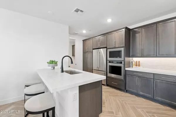 Phoenix, AZ 85085,2121 W Sonoran Desert Drive #32