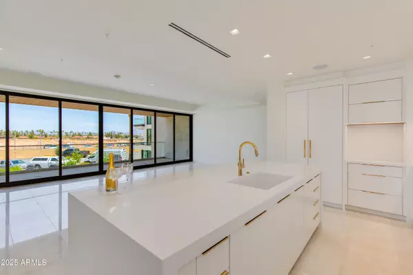 Paradise Valley, AZ 85253,6587 N PALMERAIE Boulevard #2015