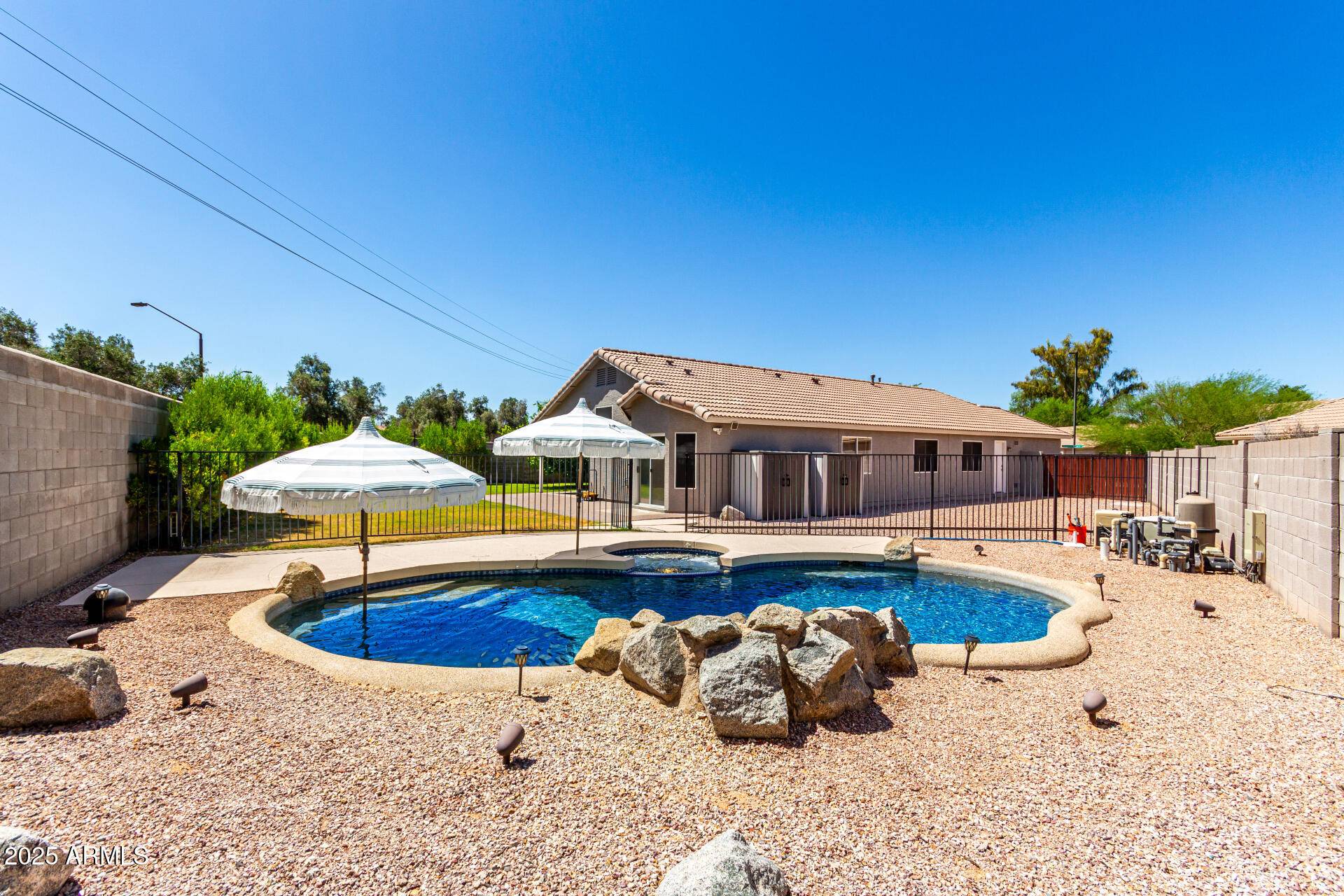 723 N JOSHUA TREE Lane, Gilbert, AZ 85234