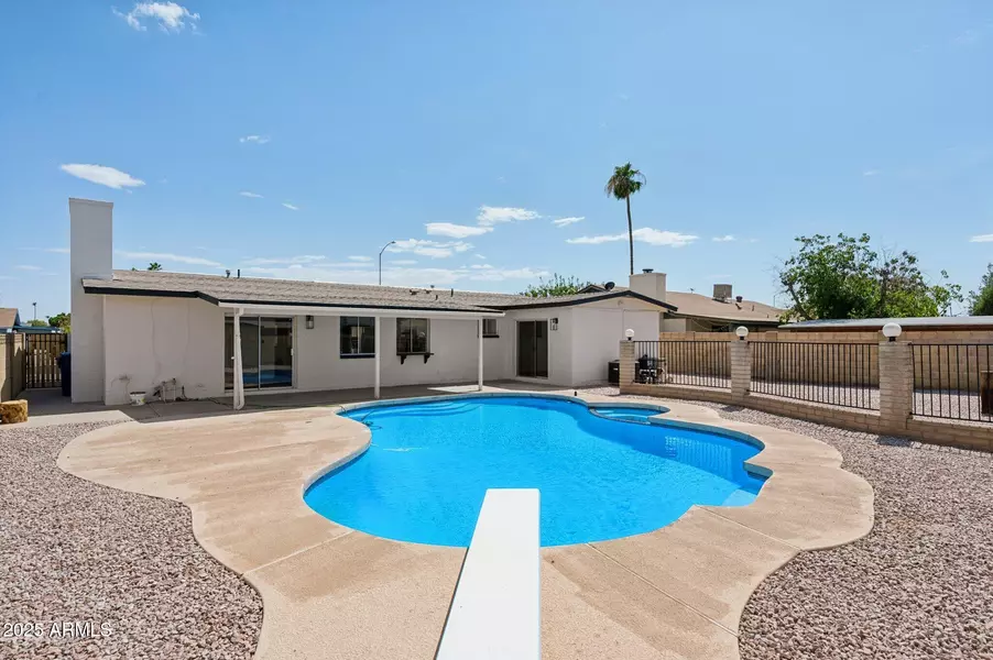 742 E GARNET Avenue, Mesa, AZ 85204