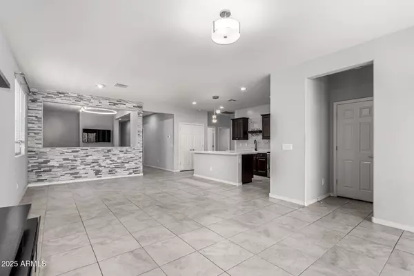 Phoenix, AZ 85042,7423 S 28TH Place