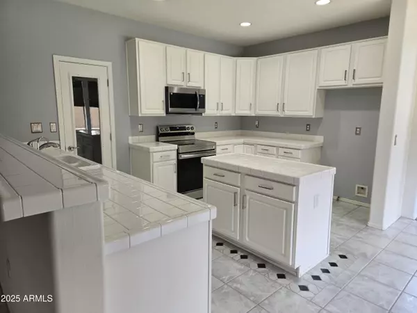 Gilbert, AZ 85233,955 W LAUREL Avenue