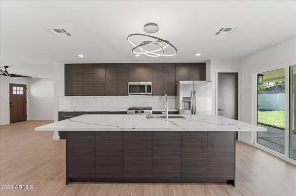 8112 E VIRGINIA Avenue, Scottsdale, AZ 85257