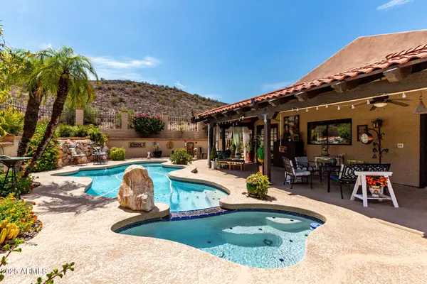245 E DAHLIA Drive, Phoenix, AZ 85022