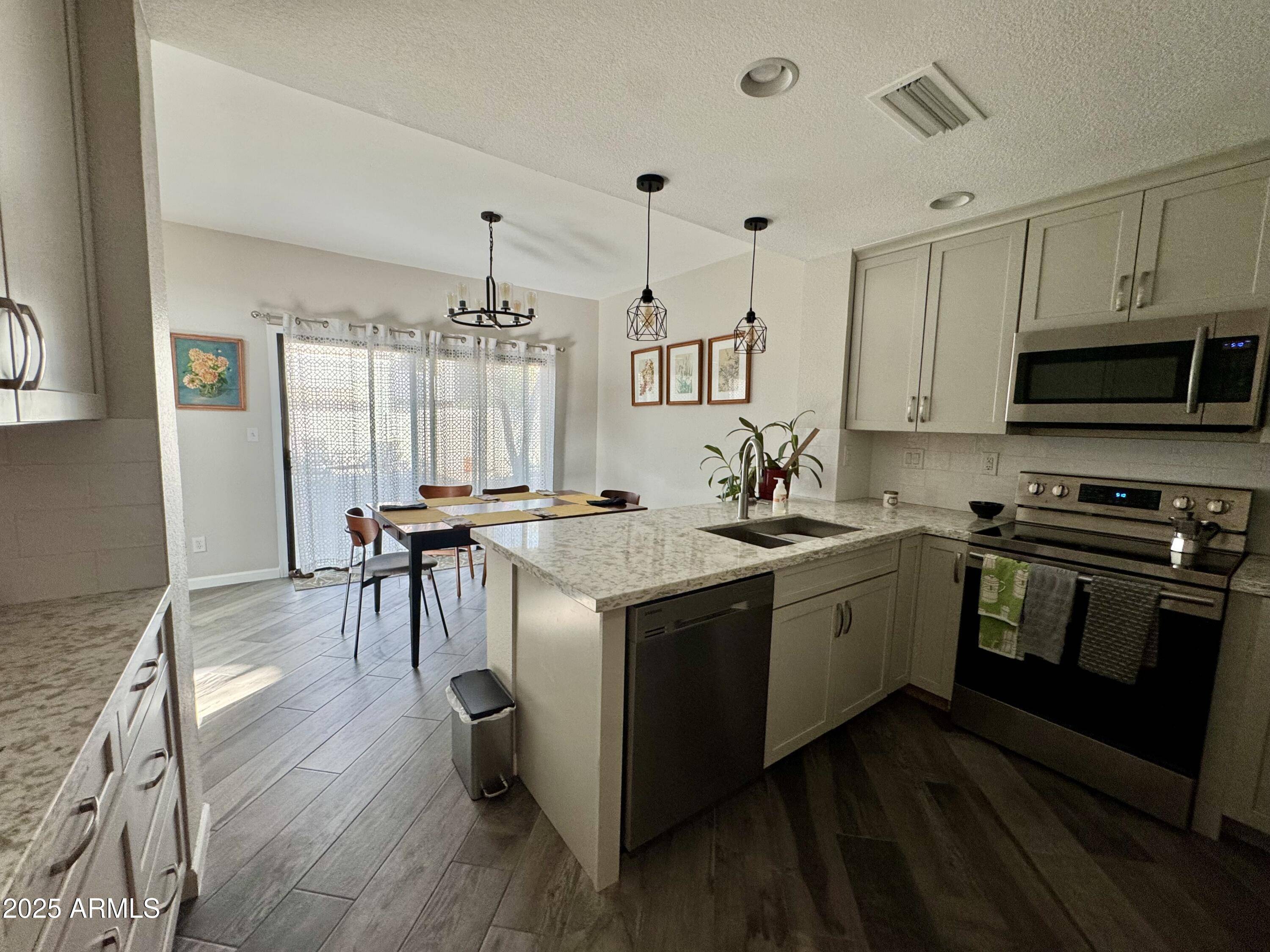 Tempe, AZ 85284,1060 E LOUIS Way