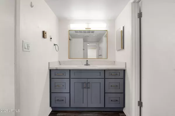 Phoenix, AZ 85018,3737 E TURNEY Avenue #216