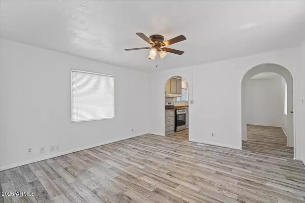 Mesa, AZ 85201,2121 N Center Street #184