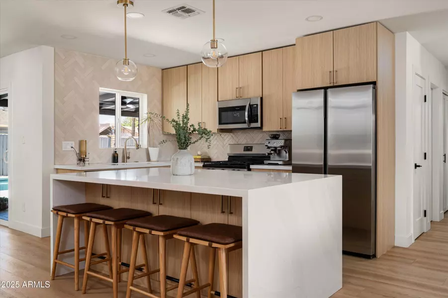 2828 E SURREY Avenue, Phoenix, AZ 85032