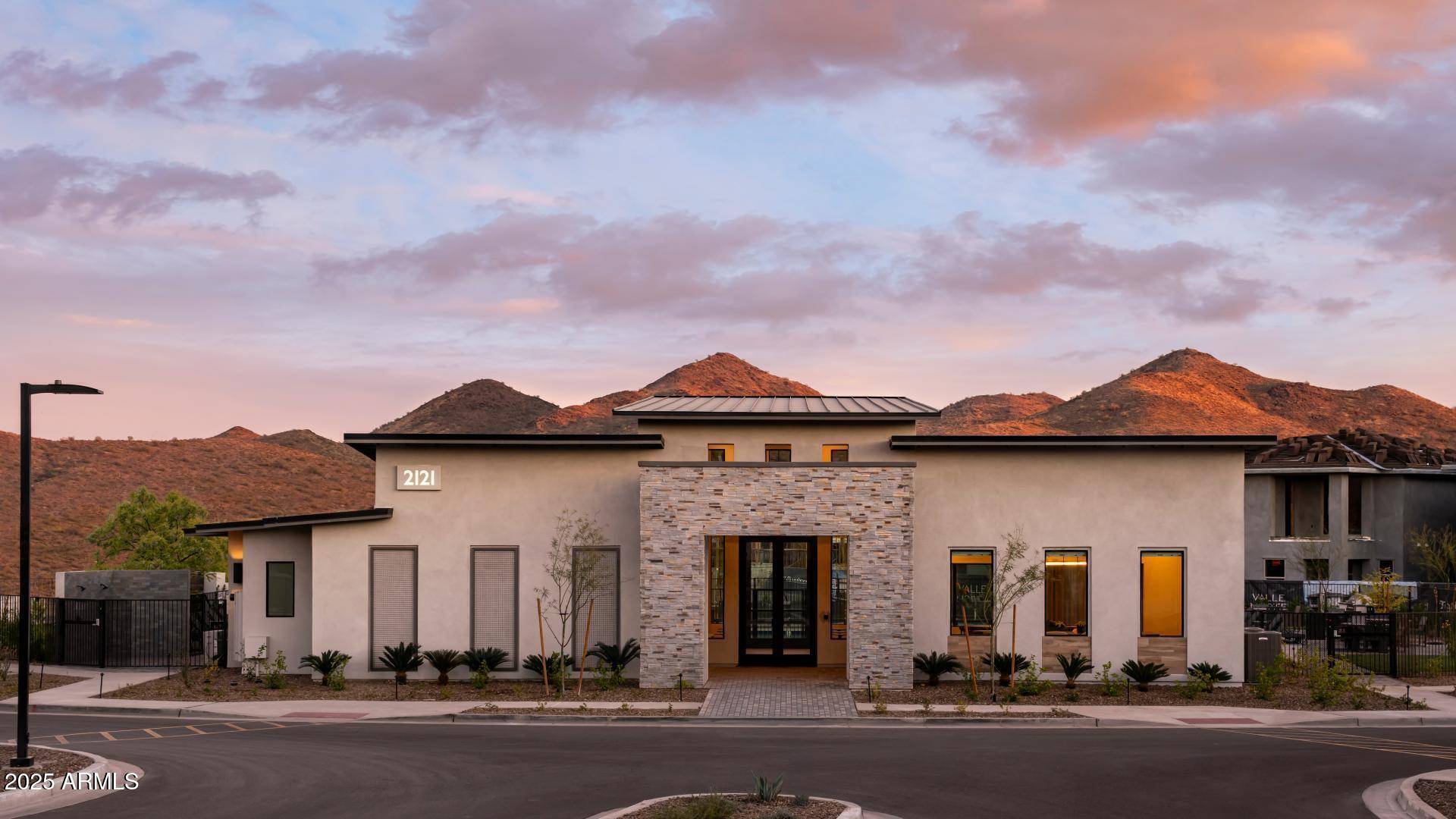 Phoenix, AZ 85085,2121 W SONORAN DESERT Drive W #107