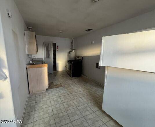 Winslow, AZ 86047,522 JAMES Avenue