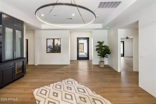 Scottsdale, AZ 85255,8405 E VISTA DEL LAGO --