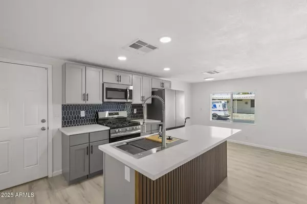 Phoenix, AZ 85043,410 N 67th Lane