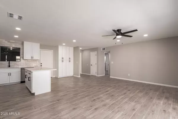 Phoenix, AZ 85023,926 W ANGELA Drive