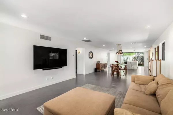 Phoenix, AZ 85014,1052 E CLARENDON Avenue
