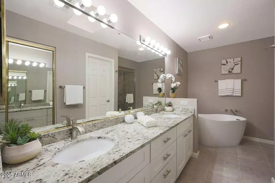 10080 E MOUNTAINVIEW LAKE Drive #220, Scottsdale, AZ 85258