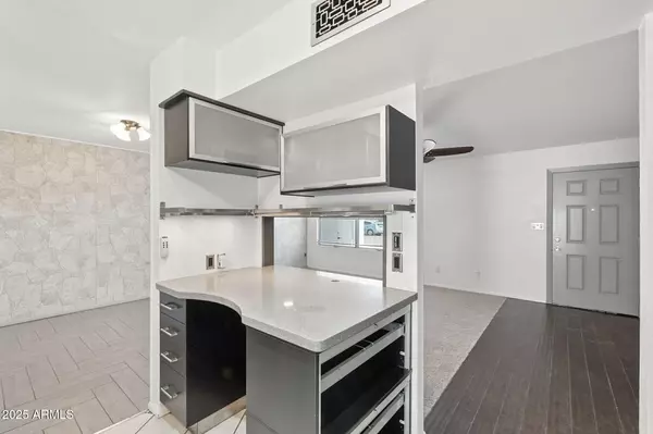 Phoenix, AZ 85042,6832 S 44TH Way