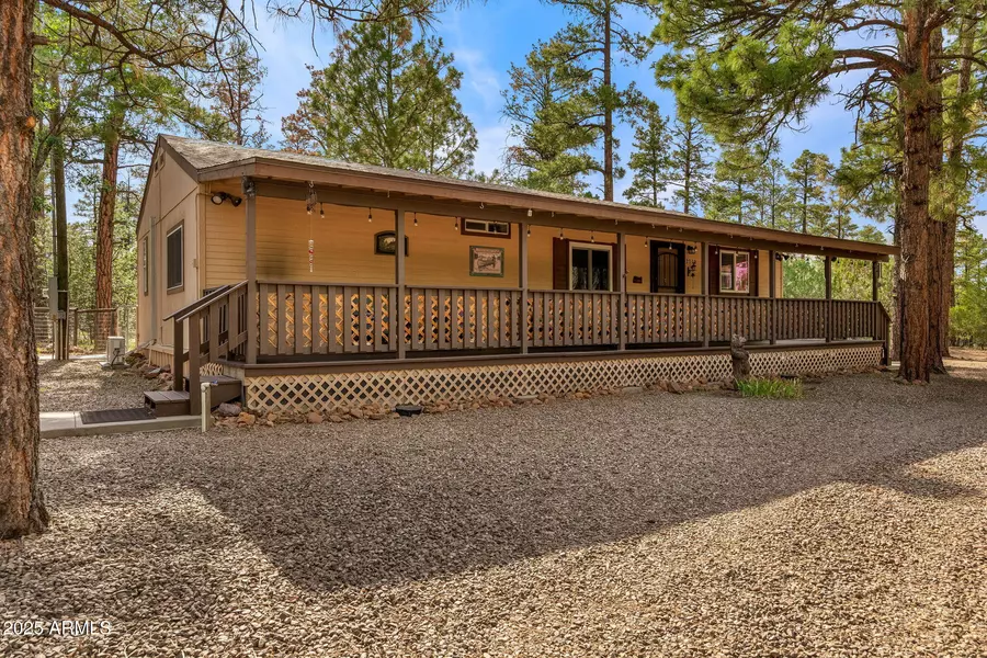 2710 HOOKS Way, Overgaard, AZ 85933