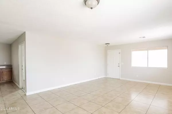 Phoenix, AZ 85040,2558 E BROADWAY Road