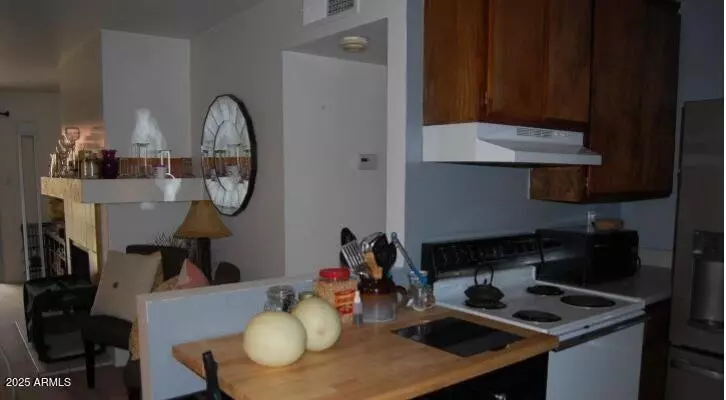 5525 E THOMAS Road #F11, Phoenix, AZ 85018